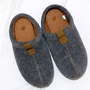 Acorn womens slippers sz 6.5-7.5